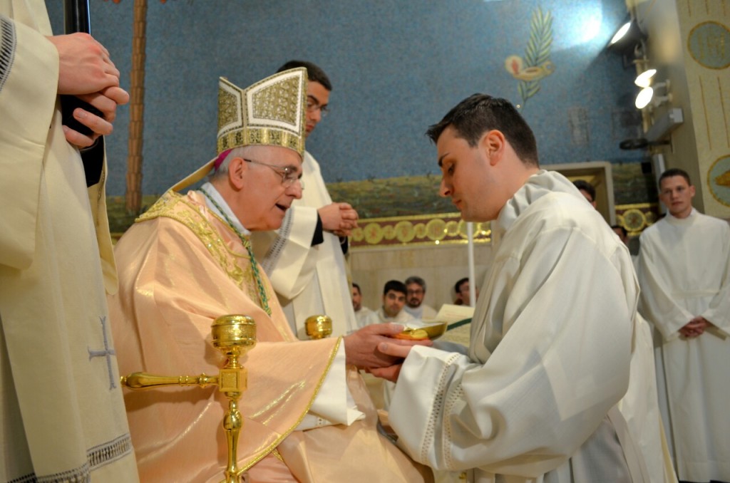 L'arcivescovo metropolita di Lecce e Fratello Alessio durante la celebrazione nella cappella del seminario di Molfetta.